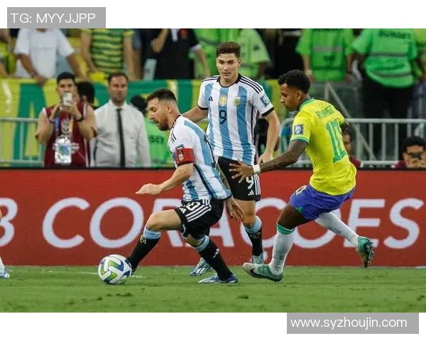 足球明星在比赛中失控砸东西引发热议视频曝光引发球迷广泛讨论